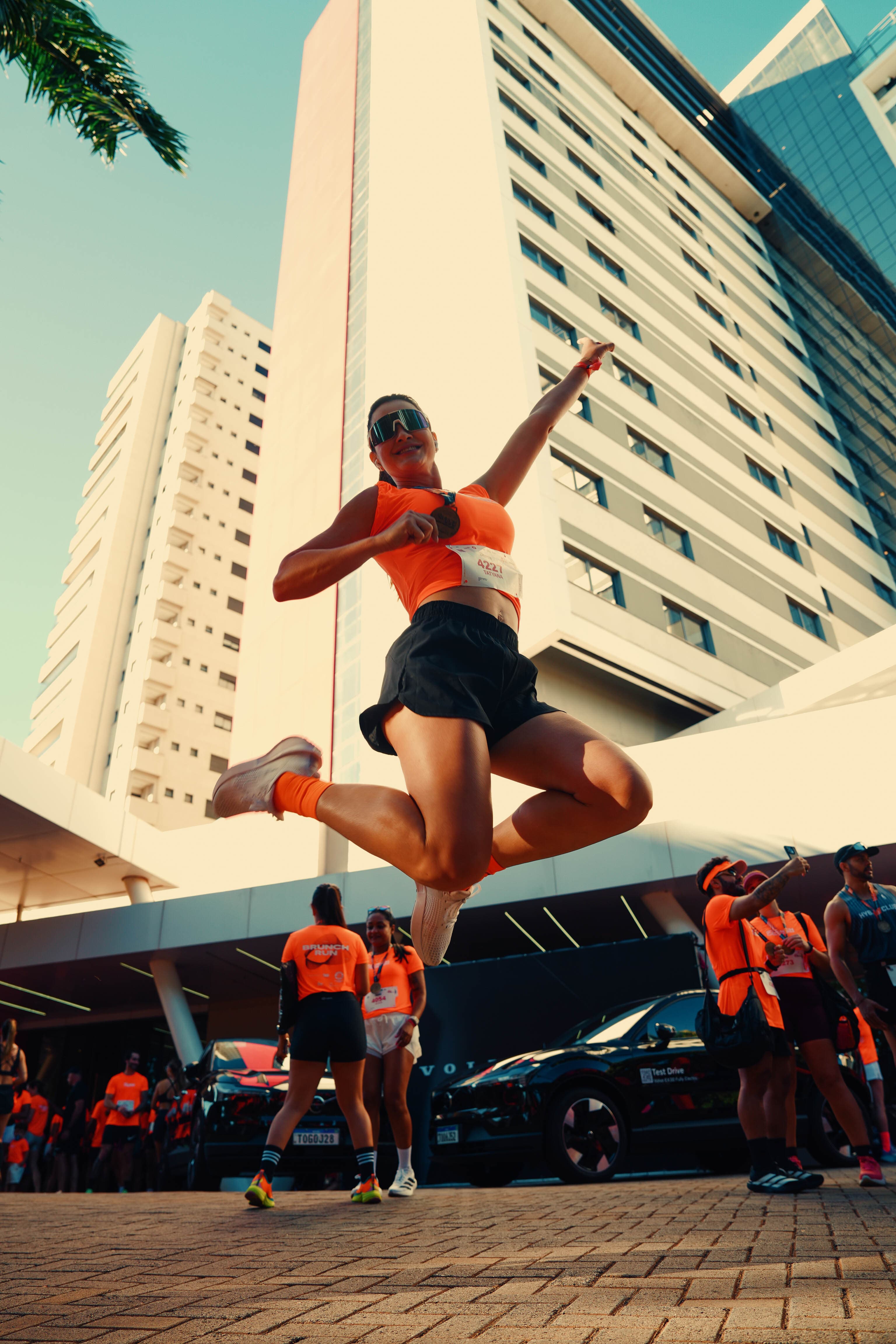 Atleta saltando na chegada do Brunch Run