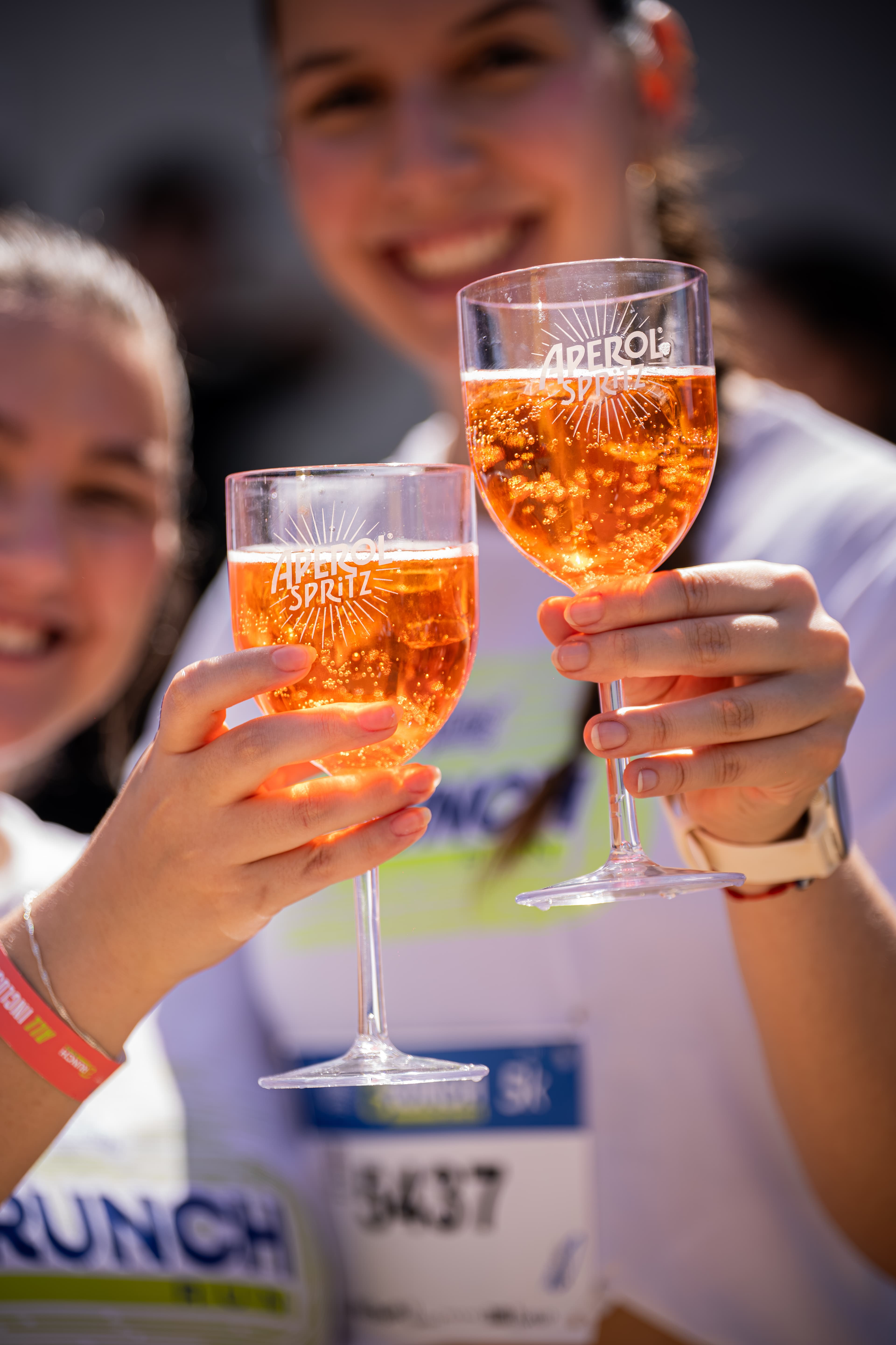 Participantes celebrando com drinks apos a corrida