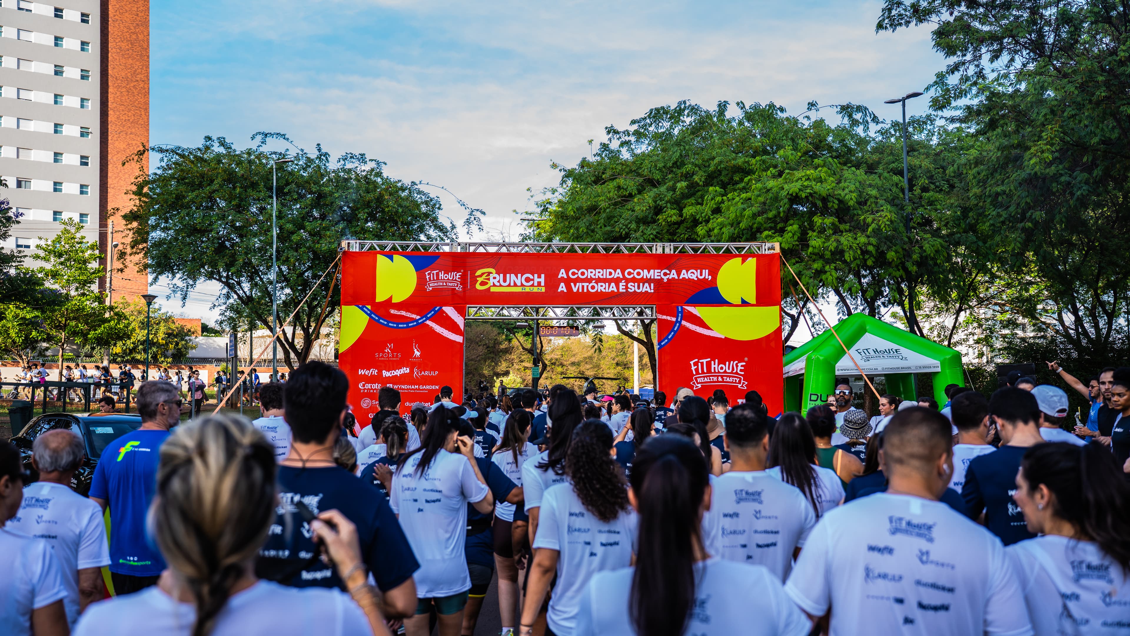Publico reunido na largada do Brunch Run